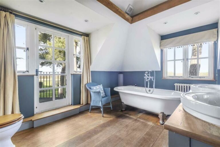 Secluded Country Home in North London image 11