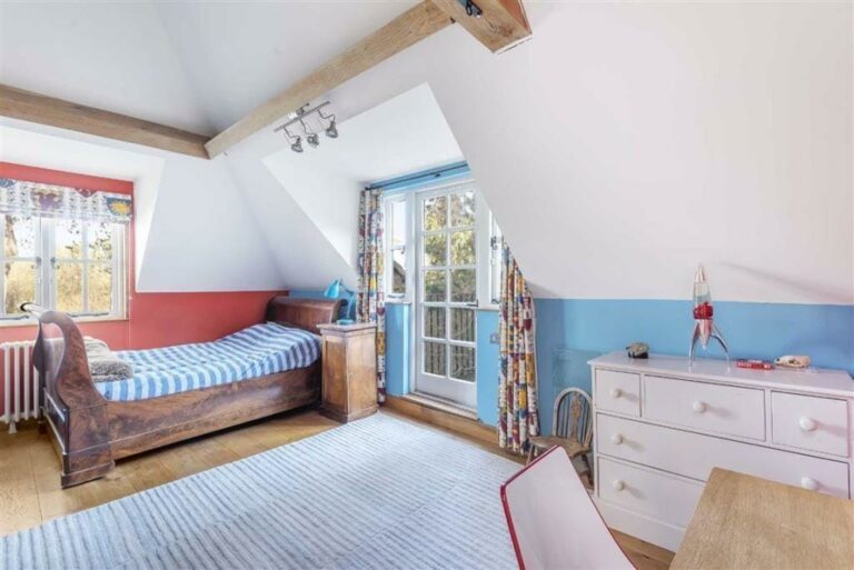 Secluded Country Home in North London image 10