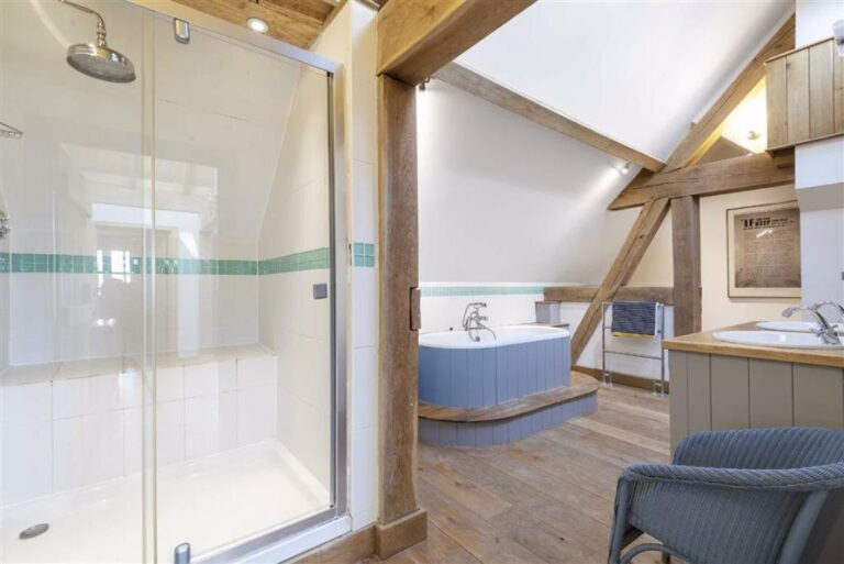 Secluded Country Home in North London image 9