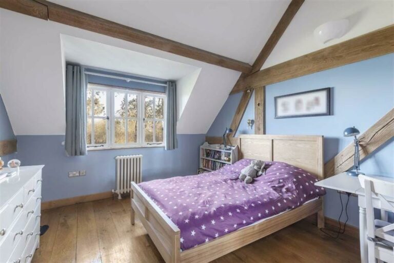 Secluded Country Home in North London image 8