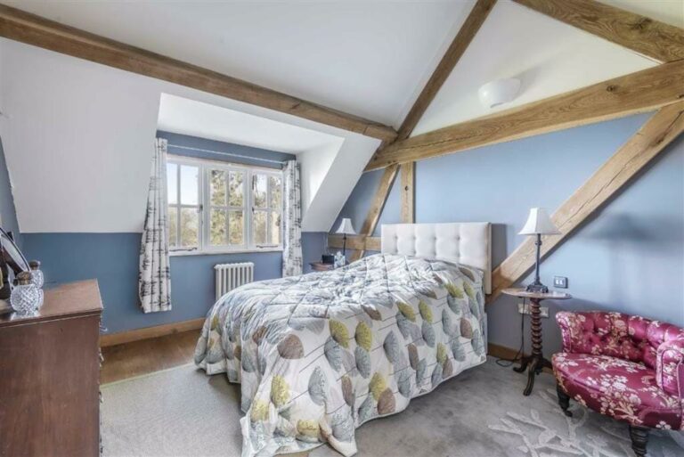 Secluded Country Home in North London image 6