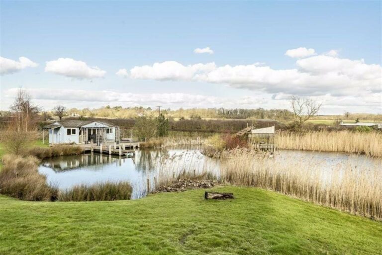 Secluded Country Home in North London image 19