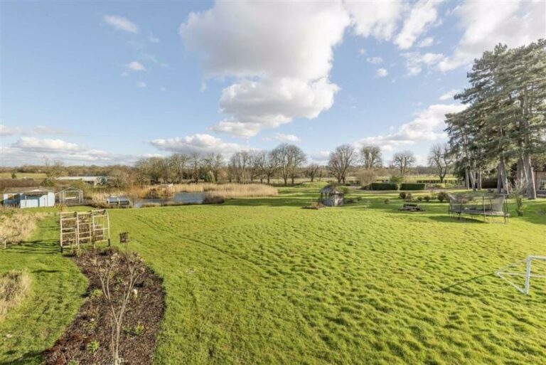 Secluded Country Home in North London image 17