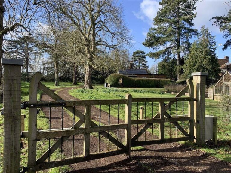 Secluded Country Home in North London image 20