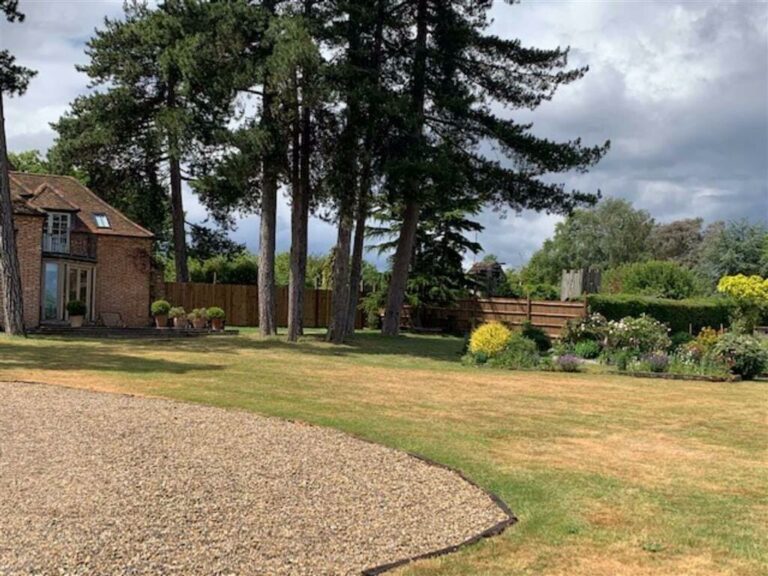 Secluded Country Home in North London image 18
