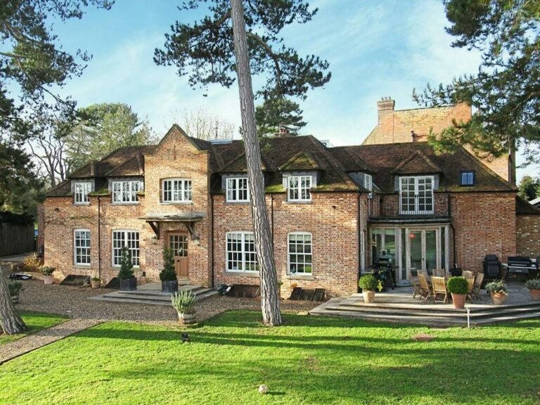 Secluded Country Home in North London image 1