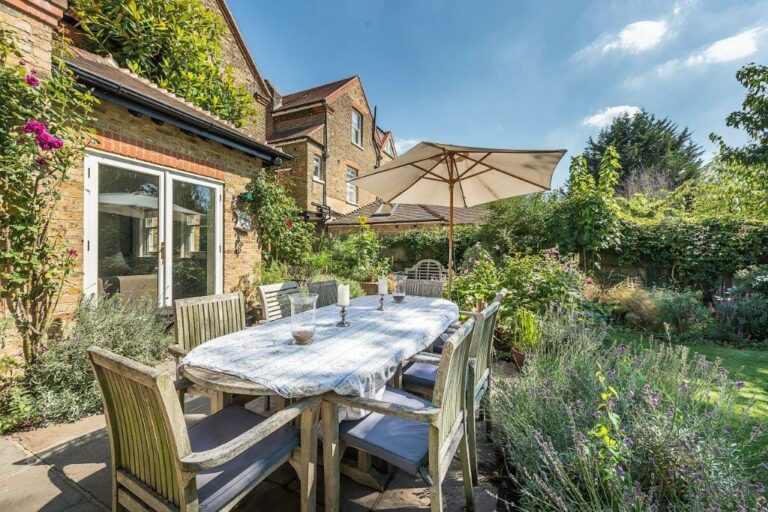 Large Ealing Family Home image 57
