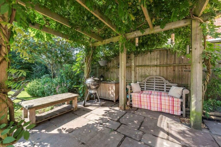 Large Ealing Family Home image 59
