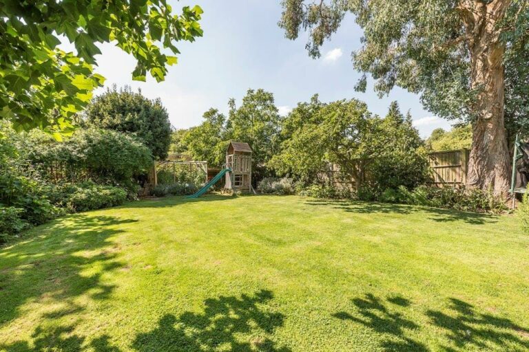 Large Ealing Family Home image 62