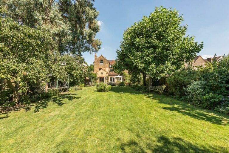 Large Ealing Family Home image 60