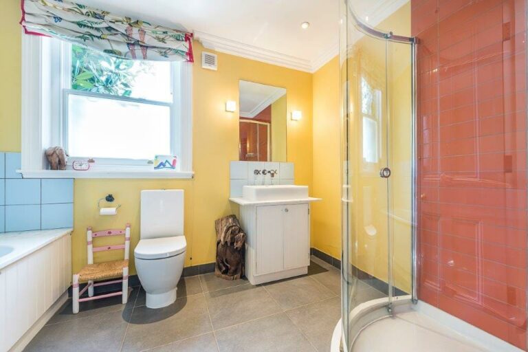 Large Ealing Family Home image 32