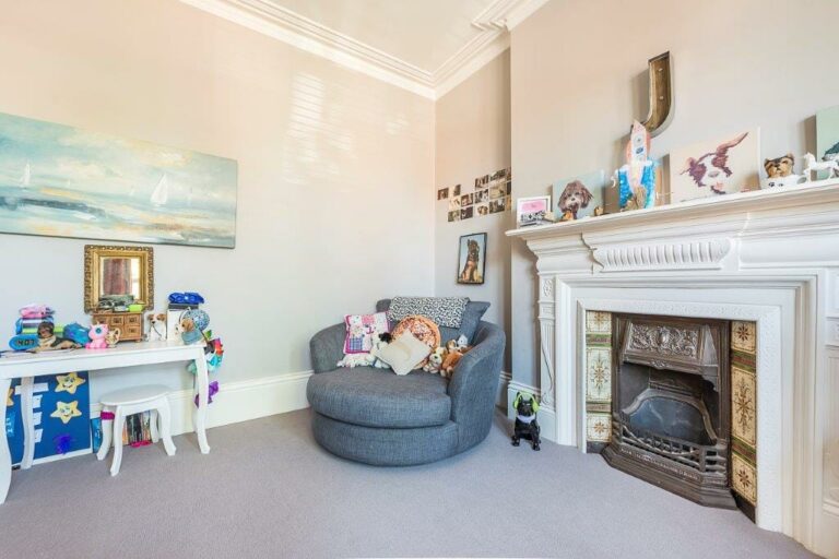 Large Ealing Family Home image 37