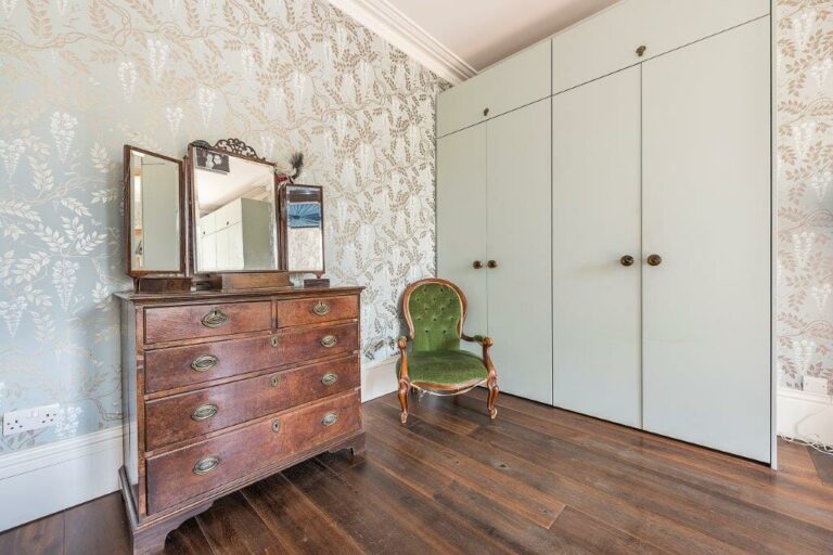 Large Ealing Family Home image 43