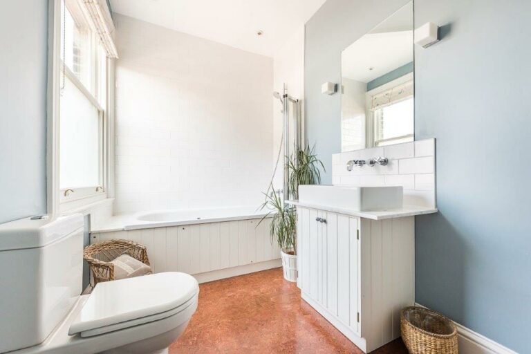 Large Ealing Family Home image 50