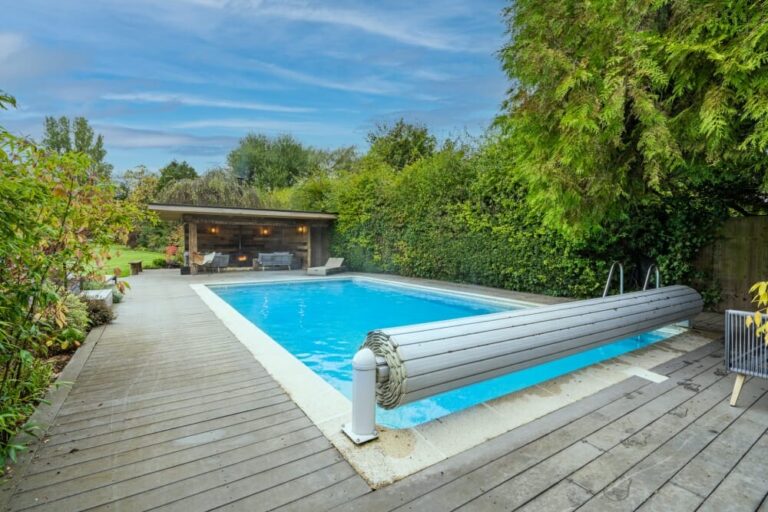 A Modern Family Home with Large Swimming Pool image 54