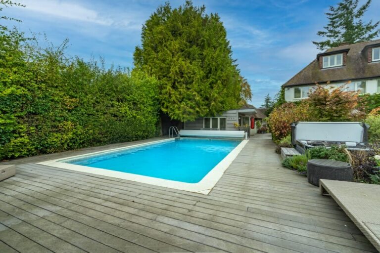 A Modern Family Home with Large Swimming Pool image 55