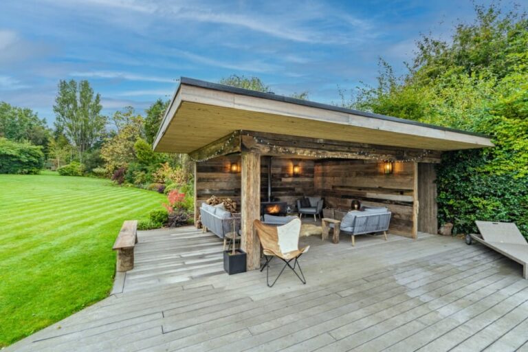 A Modern Family Home with Large Swimming Pool image 5