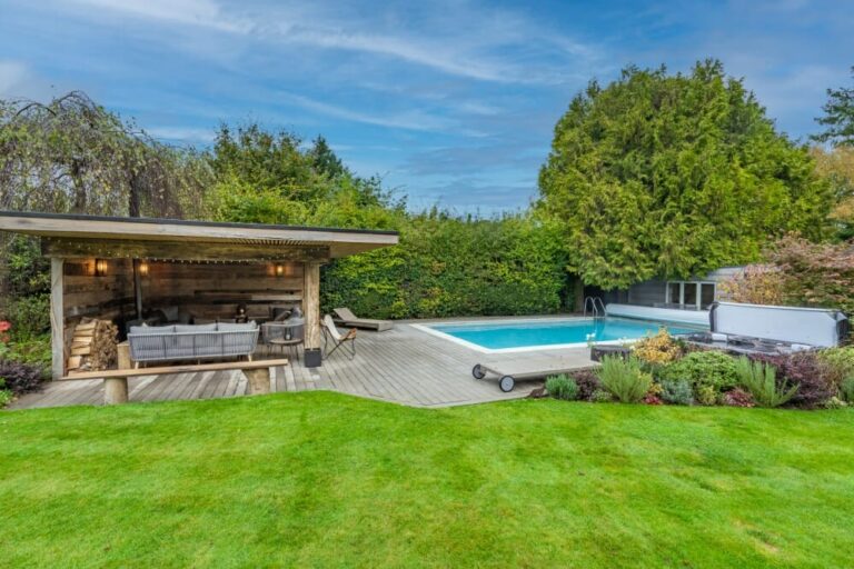 A Modern Family Home with Large Swimming Pool image 59