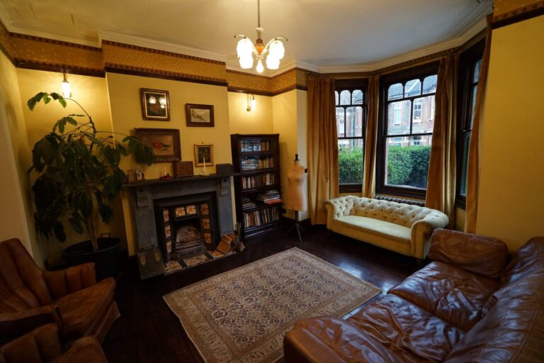 1930s & 40s East London Terraced House image 2