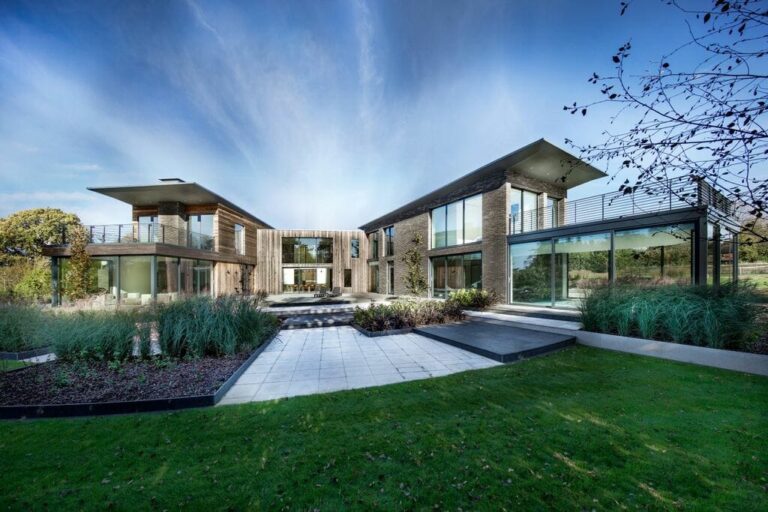 Modern Mega Mansion with Pool and Tennis Court in Southampton image 2