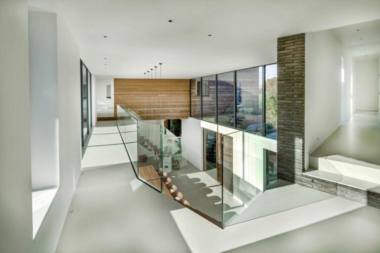 Modern Mega Mansion with Pool and Tennis Court in Southampton image 8