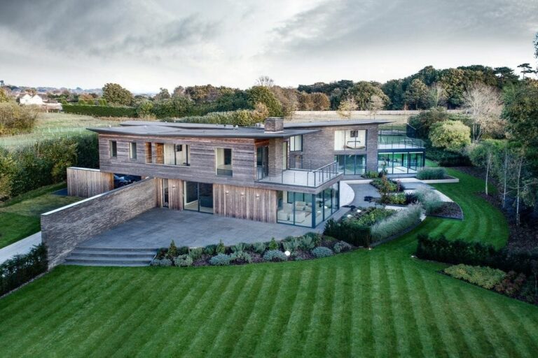 Modern Mega Mansion with Pool and Tennis Court in Southampton image 1