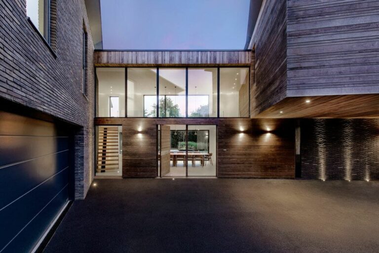 Modern Mega Mansion with Pool and Tennis Court in Southampton image 19