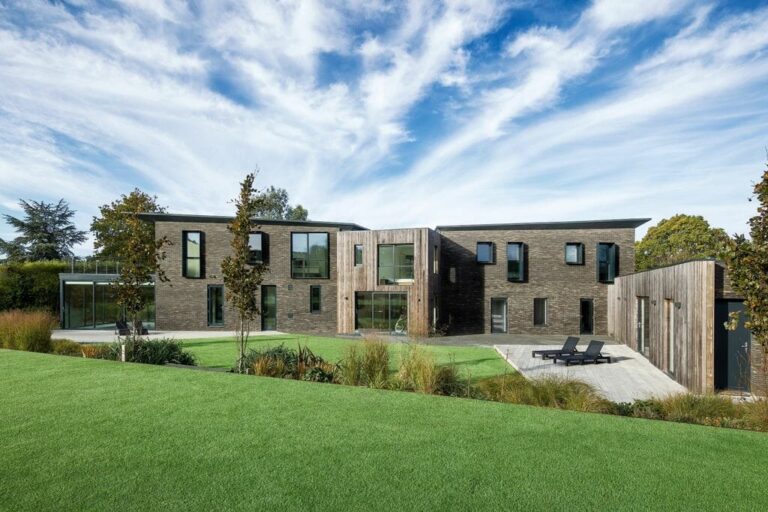 Modern Mega Mansion with Pool and Tennis Court in Southampton image 3