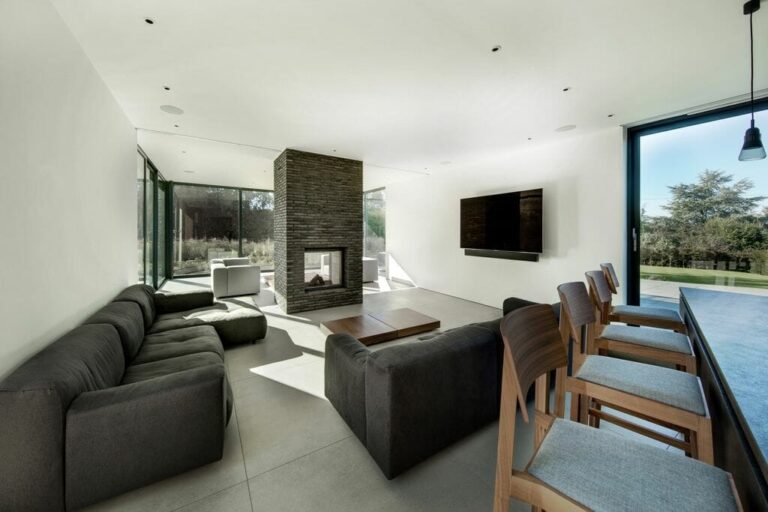 Modern Mega Mansion with Pool and Tennis Court in Southampton image 10