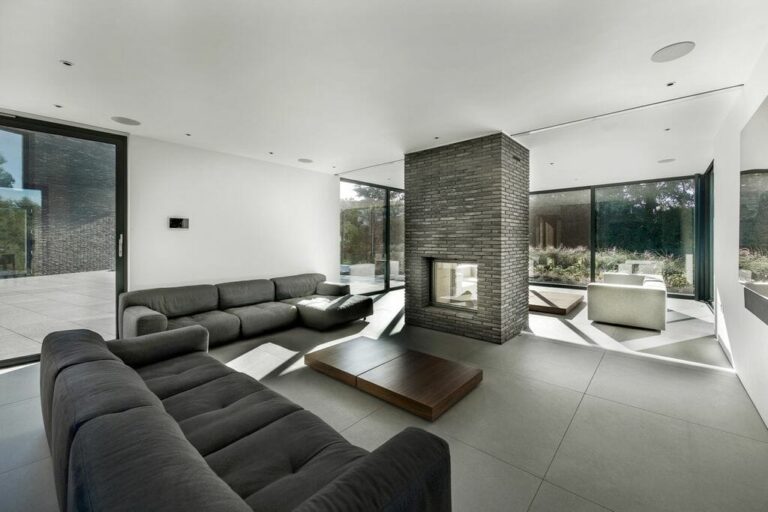 Modern Mega Mansion with Pool and Tennis Court in Southampton image 11
