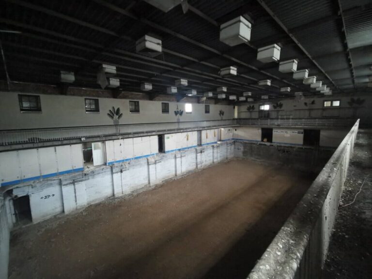 Dilapidated Leisure Centre in Greenwich image 9