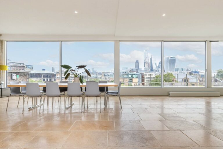 Modern Penthouse in Central London image 1