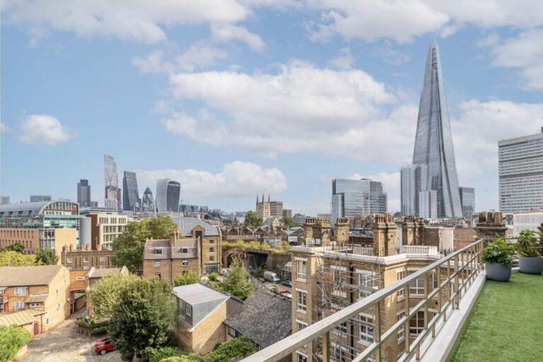 Modern Penthouse in Central London image 2