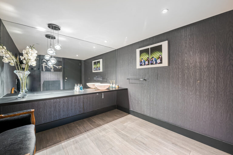 Modern Dulwich Home with Outhouse image 28