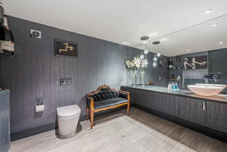 Modern Dulwich Home with Outhouse image 27