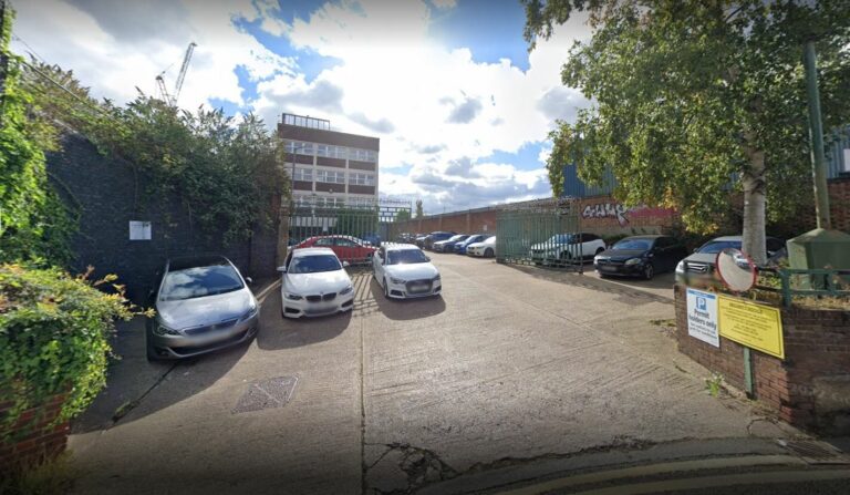 30,000 sq ft Vacant Warehouse in West London image 2
