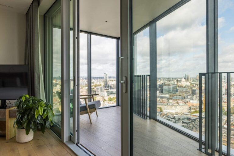 Beautiful Statement Penthouse with Views of London image 21