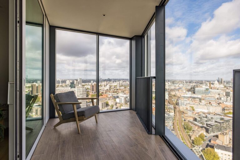 Beautiful Statement Penthouse with Views of London image 22