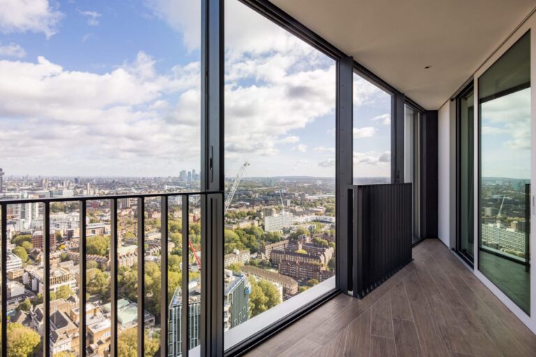 Beautiful Statement Penthouse with Views of London image 25
