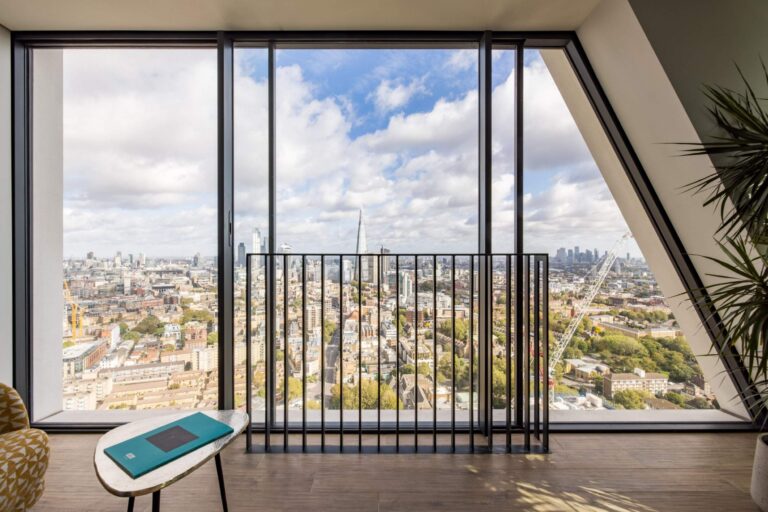 Beautiful Statement Penthouse with Views of London image 27