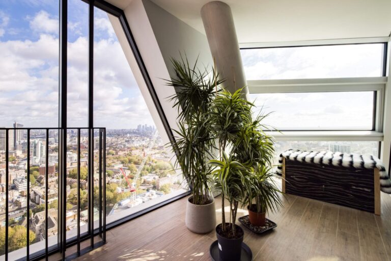 Beautiful Statement Penthouse with Views of London image 28