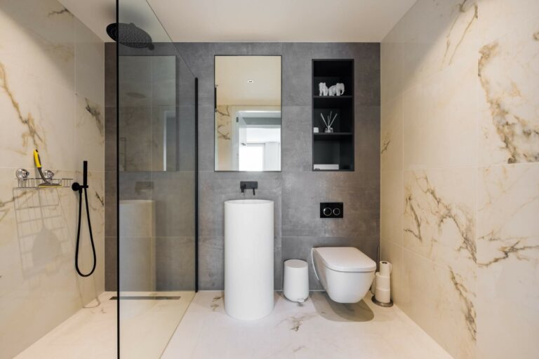 Beautiful Statement Penthouse with Views of London image 32