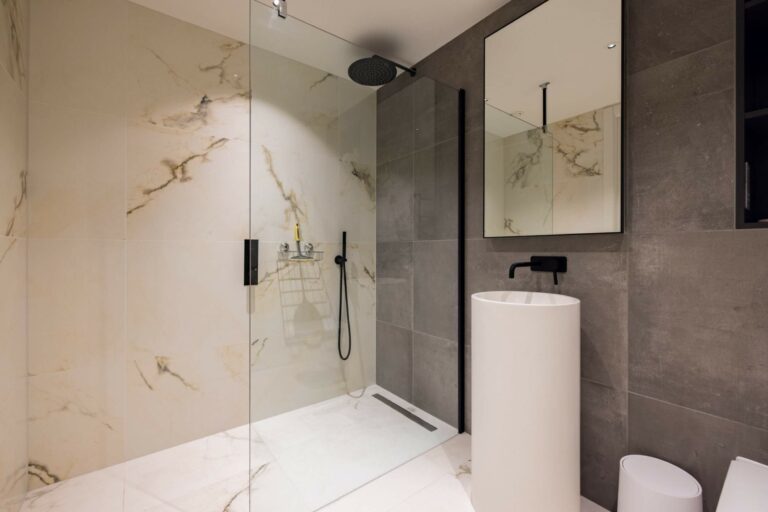 Beautiful Statement Penthouse with Views of London image 33
