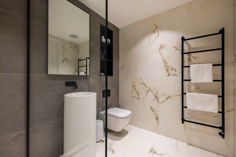 Beautiful Statement Penthouse with Views of London image 34