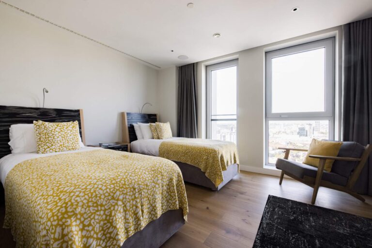 Beautiful Statement Penthouse with Views of London image 39