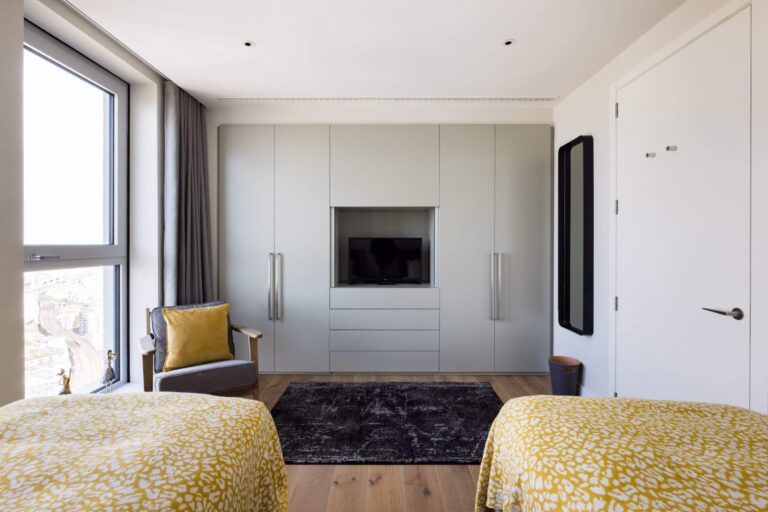 Beautiful Statement Penthouse with Views of London image 40