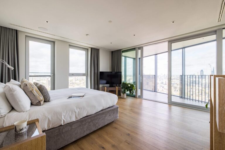 Beautiful Statement Penthouse with Views of London image 43