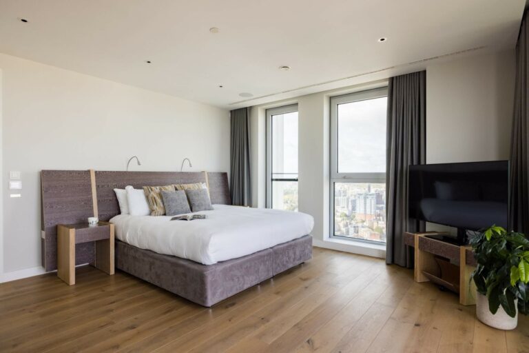 Beautiful Statement Penthouse with Views of London image 44
