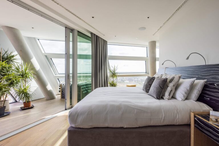 Beautiful Statement Penthouse with Views of London image 9