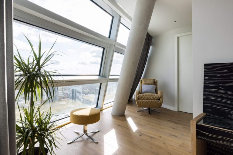 Beautiful Statement Penthouse with Views of London image 6